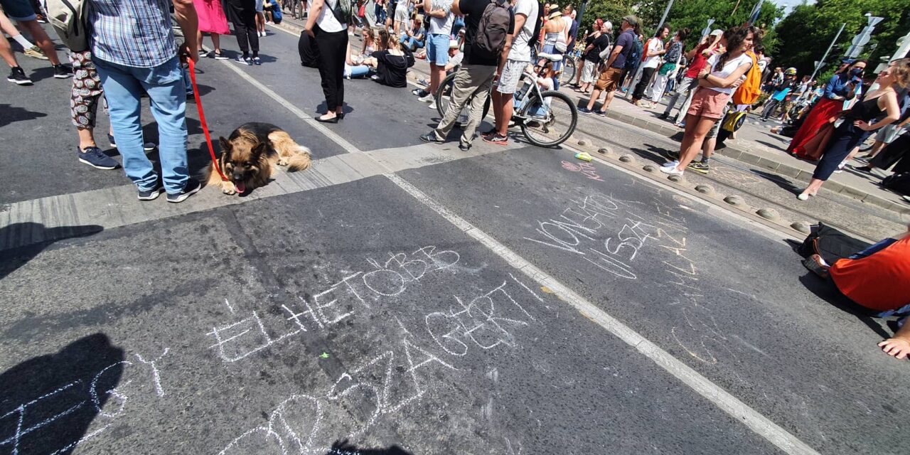 Már az Erzsébet hídon is tüntetnek a kata-szigorítás ellen, egész nap demonstrálnak Budapesten