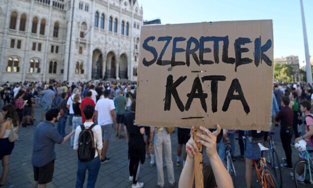 Több ezren tüntetnek a KATA módosítása ellen, a Nyugati téren leállították a forgalmat