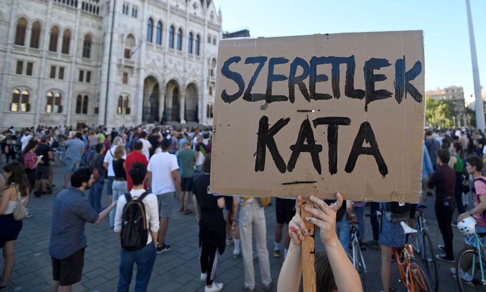 Több ezren tüntetnek a KATA módosítása ellen, a Nyugati téren leállították a forgalmat