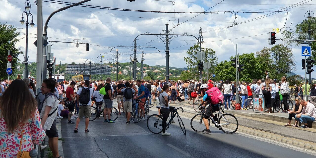Beavatkozott a rendőrség a Margit hídnál, oszlatják a spontán tüntetést