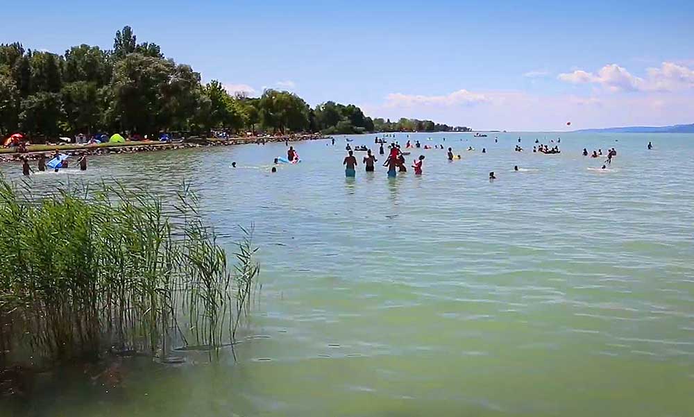 Az ismert fideszes polgármester kerülete felújíttat egy legendás tábort a Balatonnál