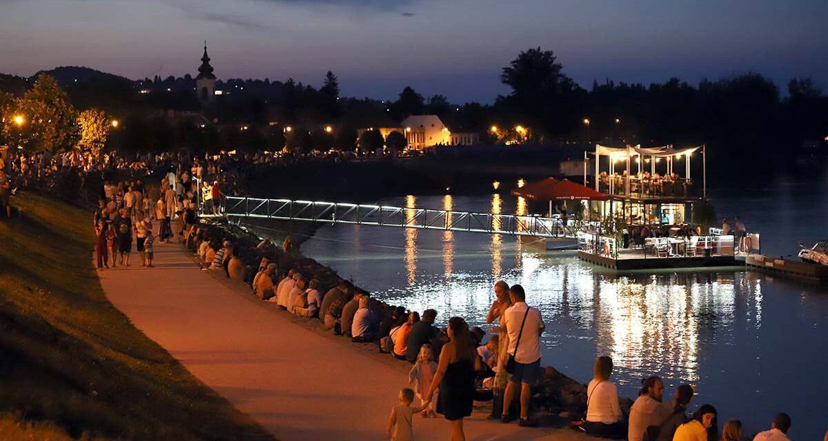 Gyertyaúsztatás Szentendrén, Libegők Éjszakája, Visegrock fesztivál, Harangok Napja Őrbottyánban, versszínház a temetőben, vizitúra Ráckevén, Csík zenekar és Hobo a Kobuci kertben, Misztrál fesztivál és még sok más remek program a hétvégére