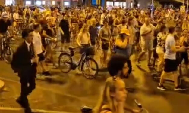 Jobbágyfelkelés! Megint tüntettek Budapesten: elfoglalták a Margit hidat, majd a Parlament felé vették az irányt a demonstrálók – Most az Oktogonnál van csetepaté