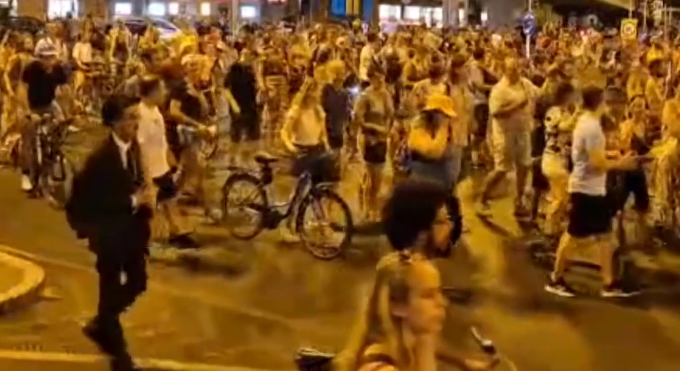 Jobbágyfelkelés! Megint tüntettek Budapesten: elfoglalták a Margit hidat, majd a Parlament felé vették az irányt a demonstrálók – Most az Oktogonnál van csetepaté