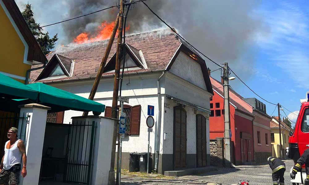 „Most összefogásra kérünk mindenkit” – egy árván maradt testvérpár háza gyulladt ki Szentendrén, a város lakói közösen építenék újra a két lány otthonát