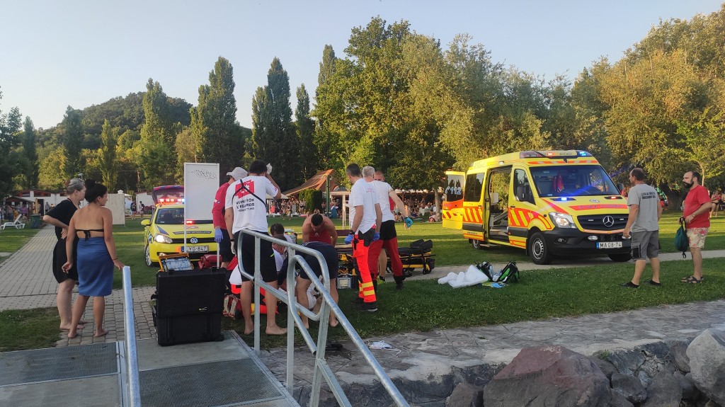 Dráma a szigligeti strandon: leállt a szíve egy fürdőzőnek a Balatonban, a vízimentők egy SUP-on hozták ki a partra az eszméletlen férfit