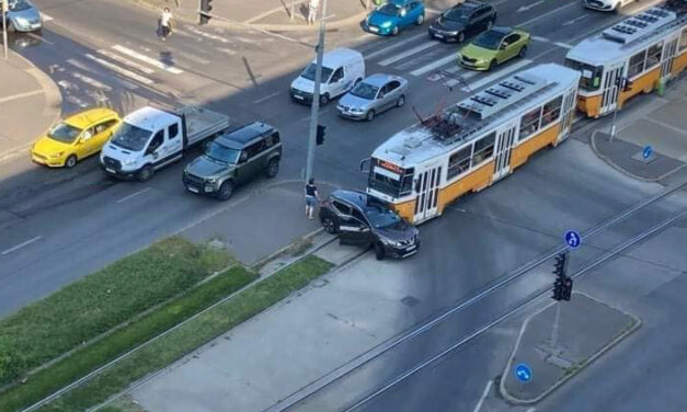 Villamos ütközött autóval Óbudán, az M0-on pedig két baleset is történt, hatalmas dugókat okozva