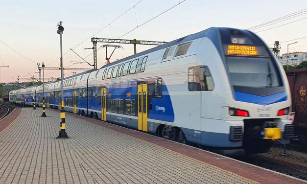 MÁV: felsővezeték hiba miatt akadozik a közlekedés Bicskénél, baleset történt Gyömrő és Mende között
