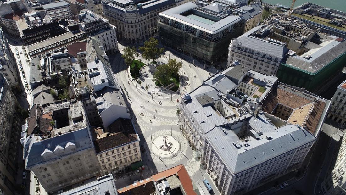 Megszavazták négy budapesti köztér államosítását, elveszik a fővárostól a Vörösmarty és a Széchenyi teret is – A főpolgármester perrel fenyeget