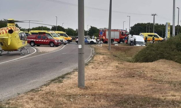 Autós üldözés Monornál: egy szolgálati autót is lezúzott a felelőtlen sofőr, aztán az árokba csapódott – Rengeteg a súlyos sérült
