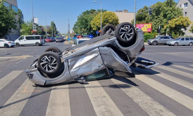 Felborult egy Honda a 11. kerületben, miután az oldalába rohant egy Opel – Súlyos sérült is van – Fotók a helyszínről