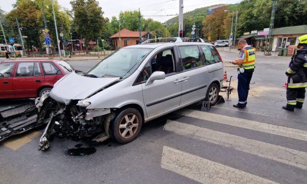 Hármas és ötös karambol is történt az M7-esen, Budapesten a Szent János kórháznál két autó csapódott egymásba – fotók
