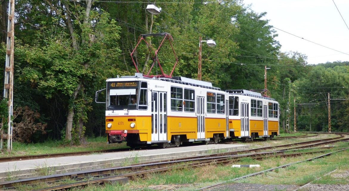 Balhé Budafokon, kővel dobálták meg a 41-es villamost, a járművezető megsérült