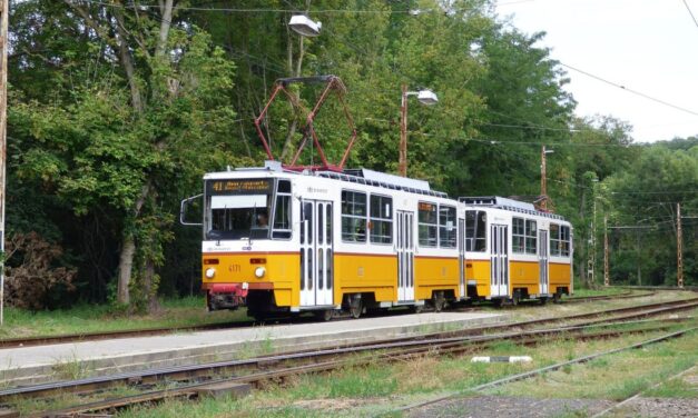 Balhé Budafokon, kővel dobálták meg a 41-es villamost, a járművezető megsérült