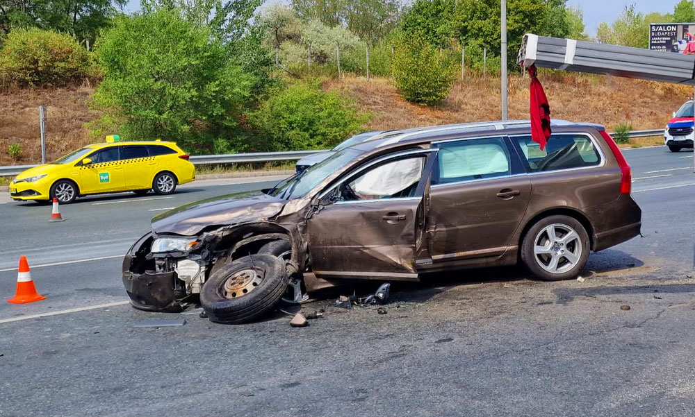 Kiszakadt a Volvo kereke, arcba kapta a légzsákot a sofőr, nagy csattanás a ferihegyi reptérnél – Fotók