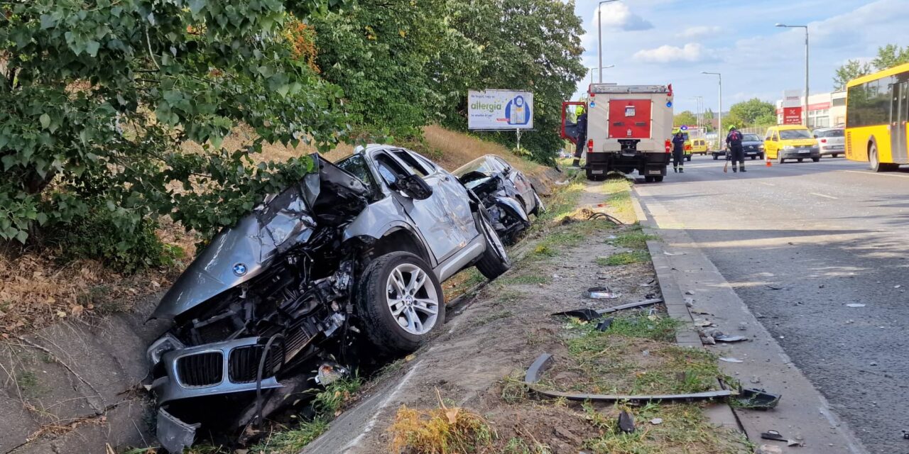 Árokba repült a BMW és az Opel, a Cordoba pörgött, nyergesvonató okozhatott balesetet a Bécsi úton