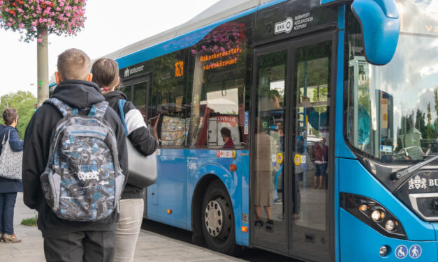 Kísérleti útzárakat vezetne be az iskolák előtt a BKK, csak a helyiben lakók autózhatnának az intézmények előtt