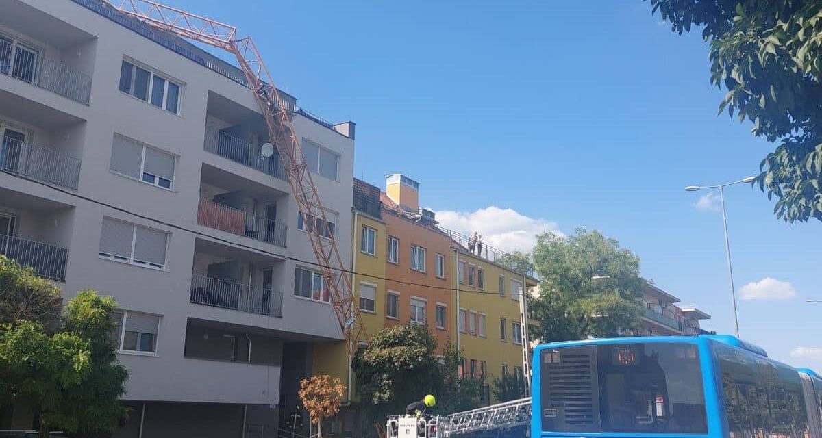 Toronydaru dőlt rá egy 13. kerületi társasházra, a buszokat is el kellett terelni