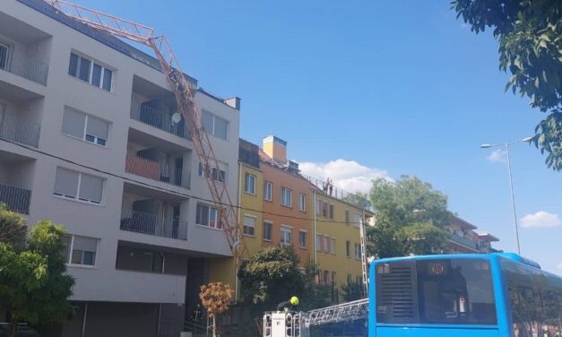Toronydaru dőlt rá egy 13. kerületi társasházra, a buszokat is el kellett terelni