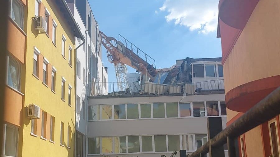 „A házban lakó háromgyerekes család fél órával a zuhanás előtt elment nyaralni” – megszólalt az ismert énekes, barátnője autójára dőlt rá az építési daru a 13. kerületben