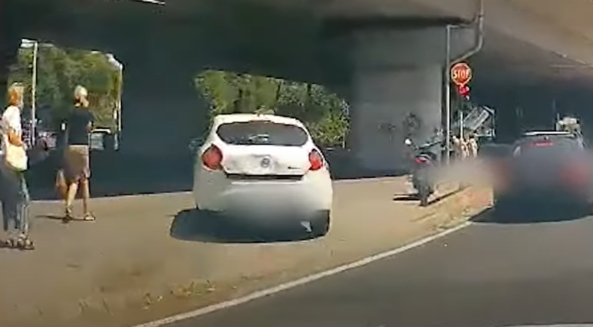 Cikázott a sávok között a Rákóczi hídon egy fiatos, lopott motorok miatt volt erre oka, két nappal később kapták el