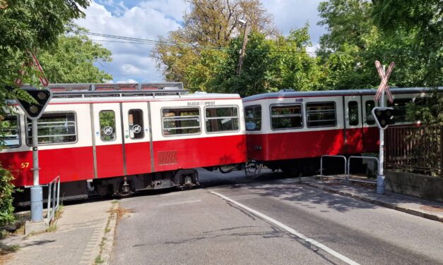 Szirénázva ment el a mentő a fogaskerekű balesetétől