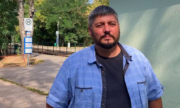 Védett HÉV-kocsikkal venné fel a harcot az agresszív szemétládák ellen Kerepes polgármestere