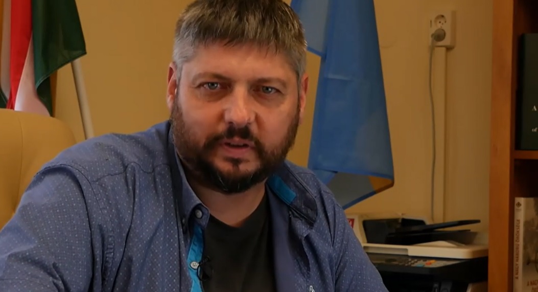 Kerepes polgármestere betartotta az ígéretét: Gyuricza László megosztotta a felvételt arról a férfiról, aki a HÉV-megállónál mutogatta a becses szervét