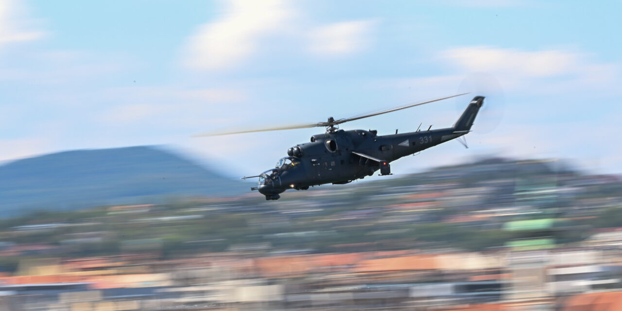 Parádézásra készül a magyar légierő augusztus 20-án, helikopterek és vadászgépek minden mennyiségben a Duna felett