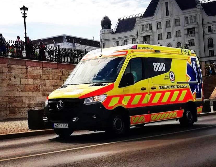 Dráma a villamosmegállóban: futás közben lett rosszul egy férfi a Margit hídon, a járókelők segítségével élesztették újra