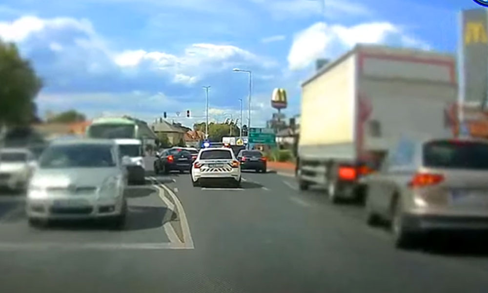 Kis híján tragédiával ért véget az aszfaltbetyárok küzdelme a Szentendrei úton – elfogyott a sáv az Audi előtt, rögtön megtörtént a baj