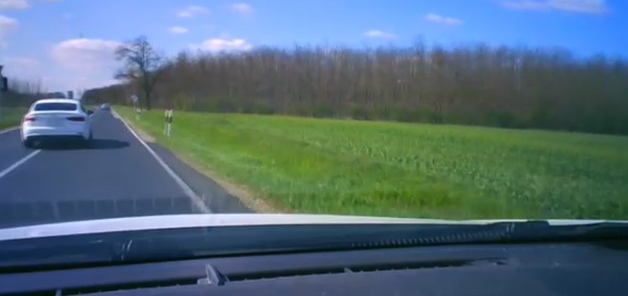 Ilyen nincs! A szabálytalankodó autós nem lett meg, az őt feljelentő sofőrt viszont megbírságolták – videó
