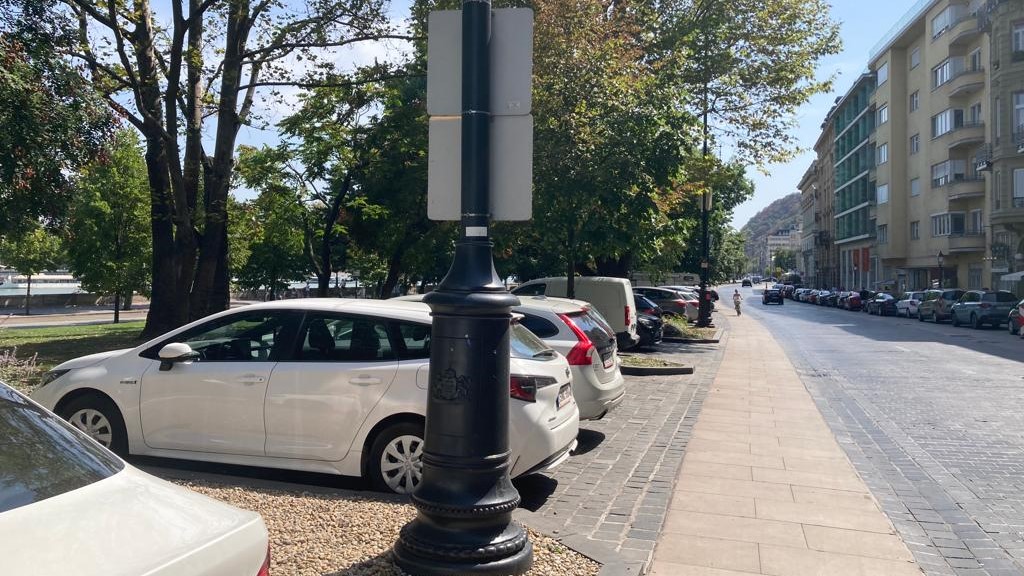 Fülsiketítő zene szólt egész délelőtt a Várkert-bazárnál, estére jó időt mondanak, megtartják a tűzijátékot