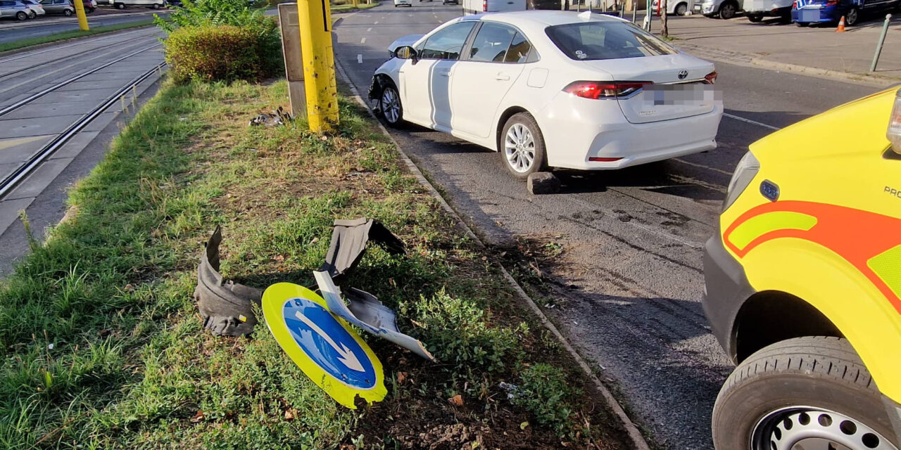 Villanyoszlopnak csapódott egy Toyota a 11. kerületben, miután rosszul lett a sofőrje – Fotók a helyszínről