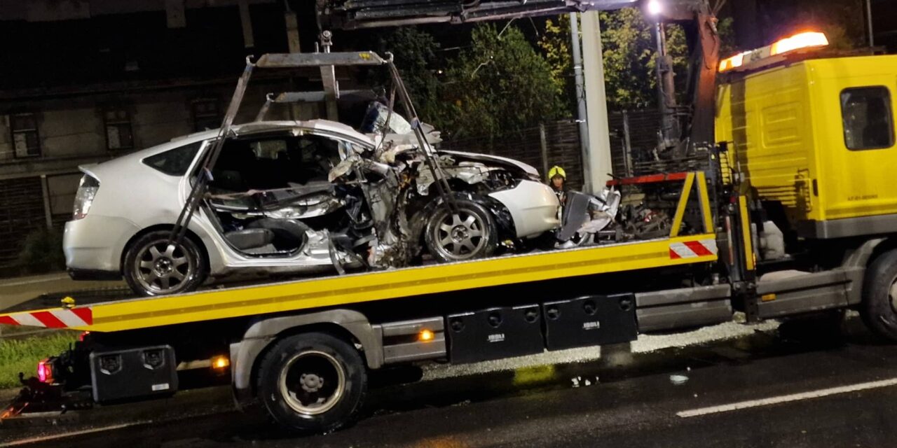 Egyik baleset követte a másikat: a 10. kerületben oszlopnak hajtott egy autó, az Üllői úton három kocsi rohant egymásba – Fotók a helyszínről