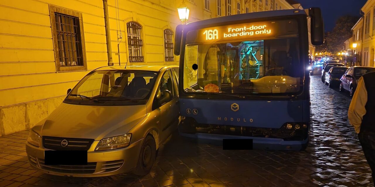 Hiába forgatta a kormányt, ment tovább egyenesen: Utasokkal teli busz balesetezett Budapesten – Fotók a helyszínről