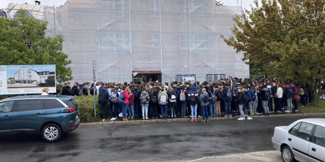 Kivonultak az iskola elé a gödöllői gimnázium diákjai – Tarthatatlan, ami ott folyik, már demonstrációt is szerveznek a szülők