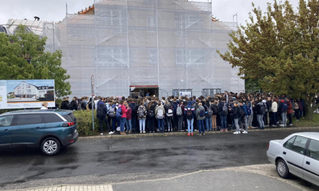 Kivonultak az iskola elé a gödöllői gimnázium diákjai – Tarthatatlan, ami ott folyik, már demonstrációt is szerveznek a szülők