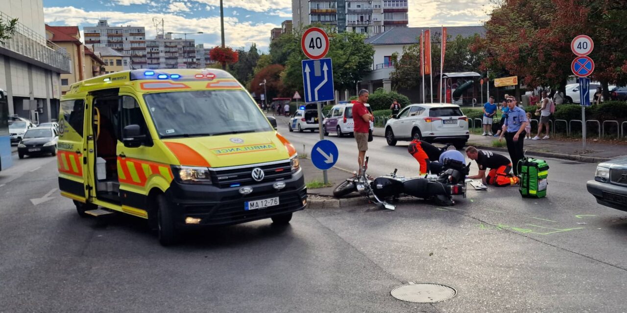 Nagyon megütötte magát a motoros, amikor átesett a Volvón a 20. kerületben