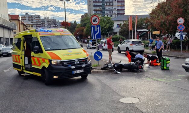 Nagyon megütötte magát a motoros, amikor átesett a Volvón a 20. kerületben