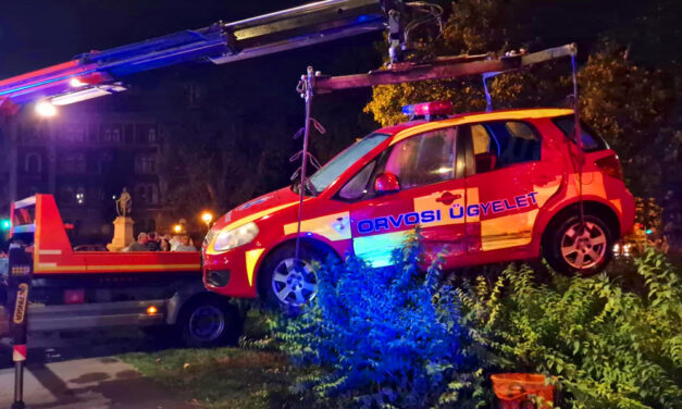 Szirénázó orvosi autónak csapódott egy Ford, kitörték a tűzcsapot, szökőkút spriccelt a magasba az Andrássy úton