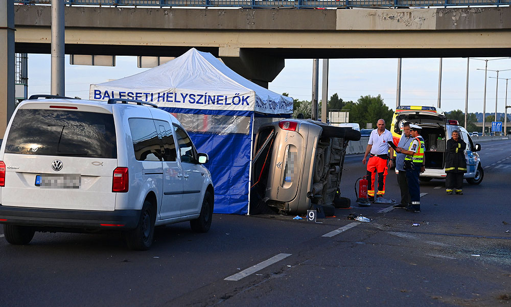 Tragikus baleset az M3-as kivezetőn, a saját autója nyomta halálra a sofőrt