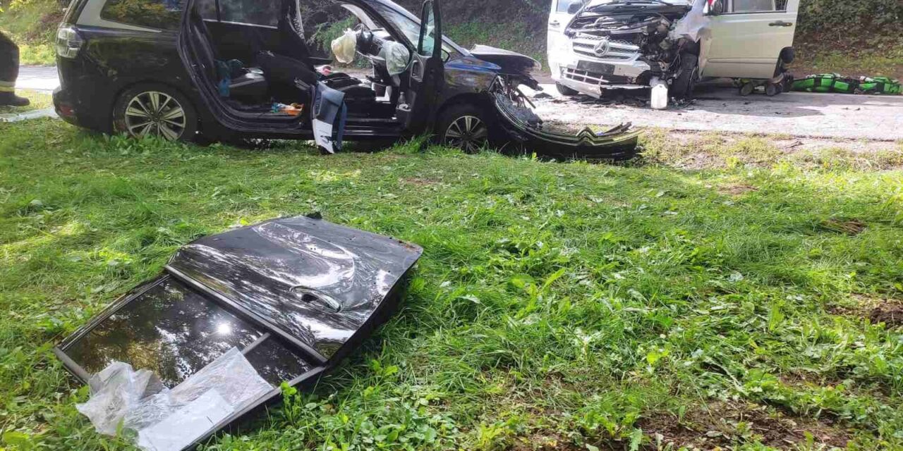 Egy szabadnapos mentős kezdte meg az elsősegélynyújtást Budakeszin, ahol két autó ütközött frontálisan, 3 embert vittek kórházba