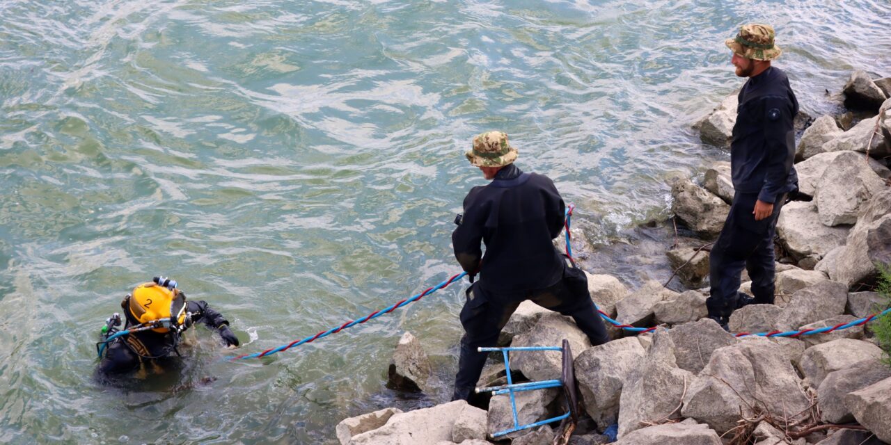 Felborul Buda forgalma hétfő délelőtt, kiemelik a 100 kilós világháborús bombát a Dunából