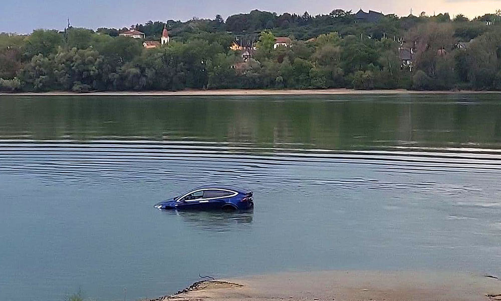 Itt a Tesla tulajdonosának magyarázata, ezért gurult a Dunába a 30 milliós luxusautó