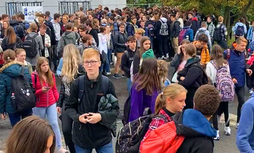 Kivonultak a diákok az iskola elé, meghátrált a tankerület – A szülők és tanulók nyomására, mégis bezárták a felújítás alatt álló, beázott gödöllői gimnáziumot