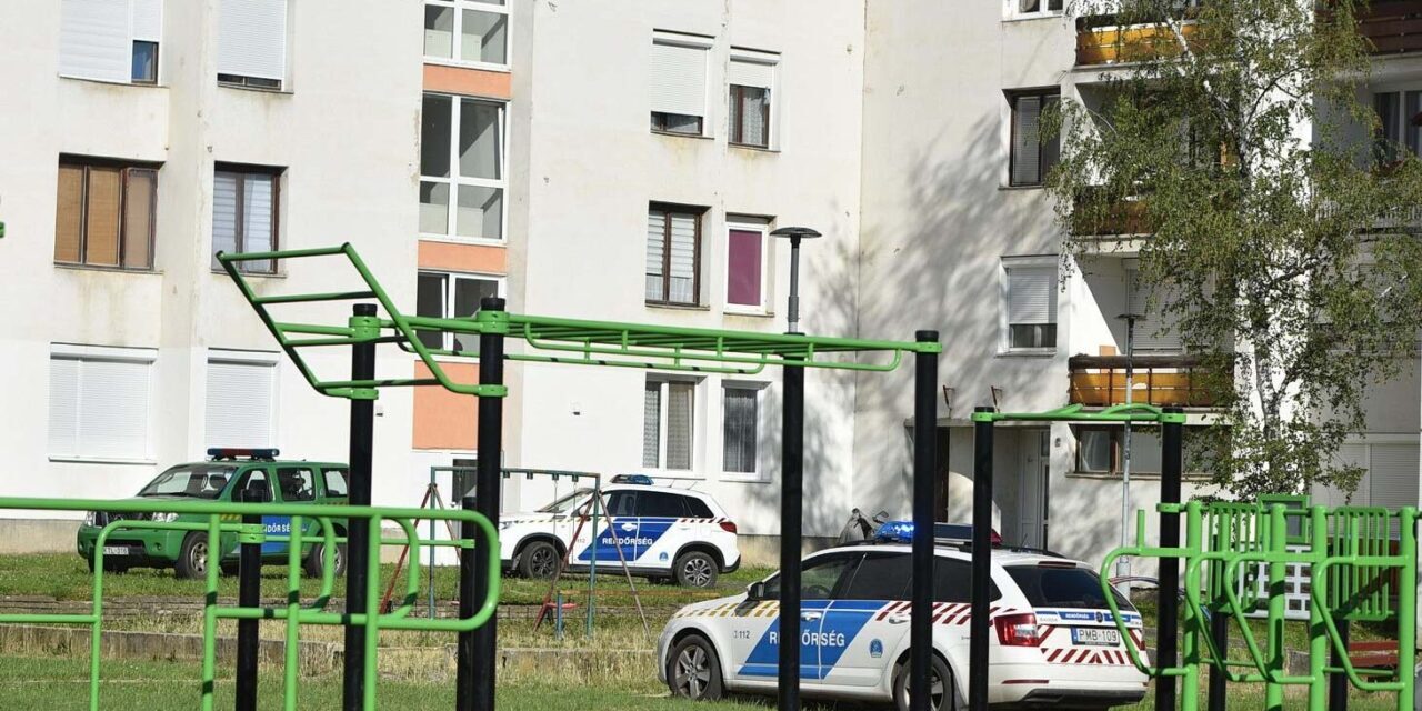 „Édesanyánk a mai napon az angyalok közé távozott” – két kiskorú gyermeke gyászolja azt a nőt, aki ablakpucolás közben zuhant ki siófoki lakásából