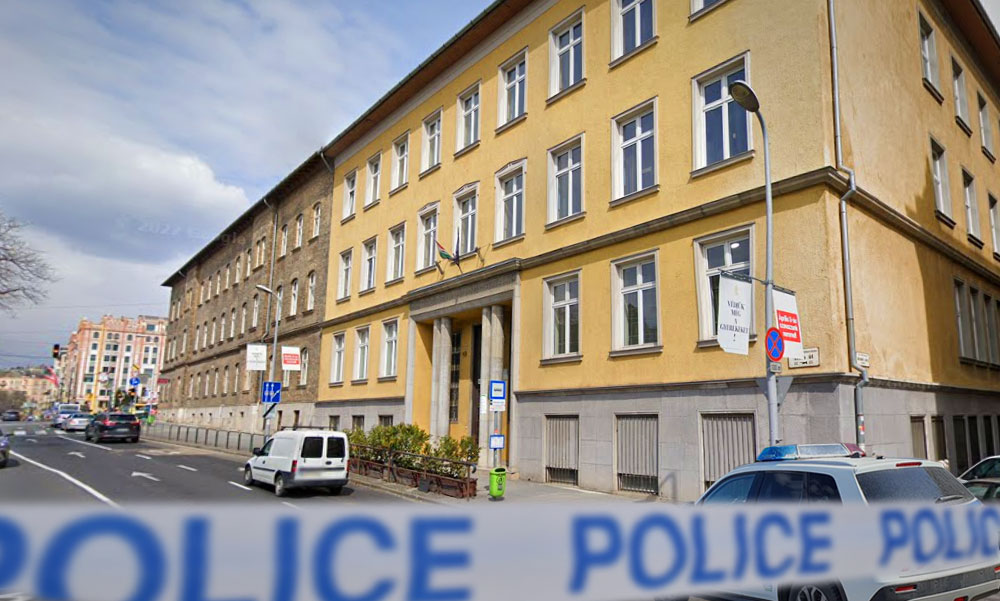 Kiesett a Kosztolányi Dezső Gimnázium 2. emeleti ablakából egy diák, mentők érkeztek az épülethez