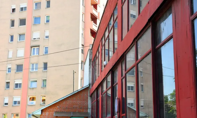 „Sokkot kaptam, amikor először megláttam a földön” – megszólalt a szomszéd, aki mentőt hívott az ablakpucolás közben kizuhant siófoki nőhöz