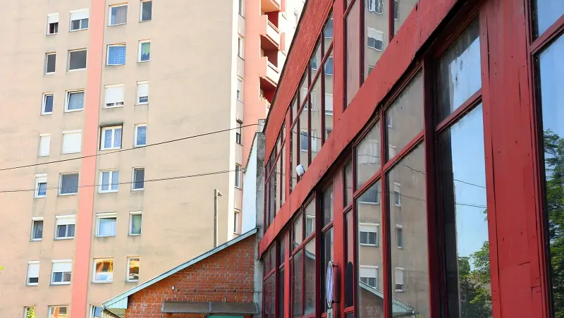 „Sokkot kaptam, amikor először megláttam a földön” – megszólalt a szomszéd, aki mentőt hívott az ablakpucolás közben kizuhant siófoki nőhöz